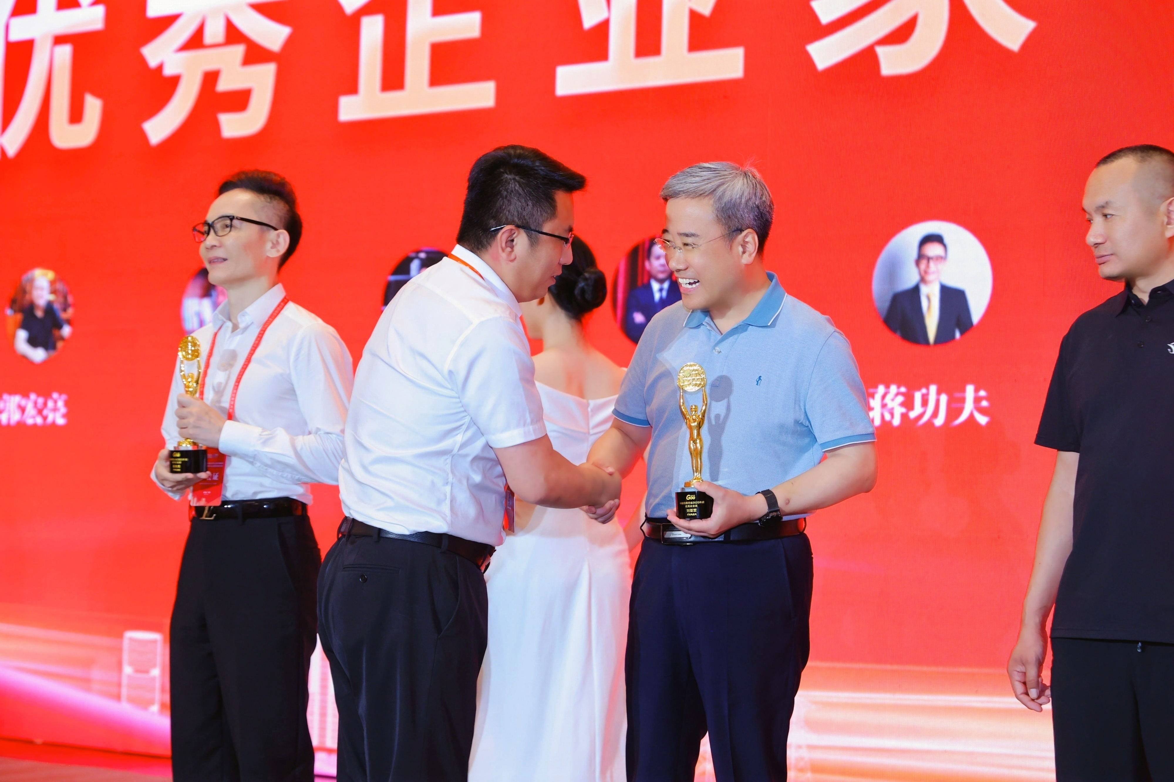 青纜副董事長總經理劉亞罡榮獲 第一屆中國線纜行業“優秀企業家”稱號(圖1) 青纜副董事長總經理劉亞罡榮獲 第一屆中國線纜行業“優秀企業家”稱號(圖1)